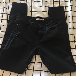 Levi’s Distressed 711